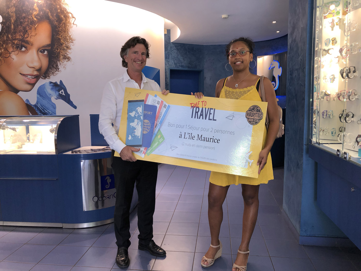 Christophe Vielle Gérant des bijouteries OcéanOr Offre une voyage à l'île Maurice à la Gagnante du Jeu  concours de Noël
